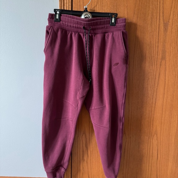 Fabletics Postgame Jogger Size Small Merlot - Picture 1 of 4